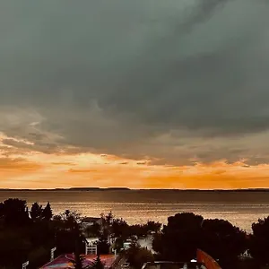 Appartement T4 Jolie Vue Avec Jaccuzzi, Vitrolles (Bouches-du-Rhone)